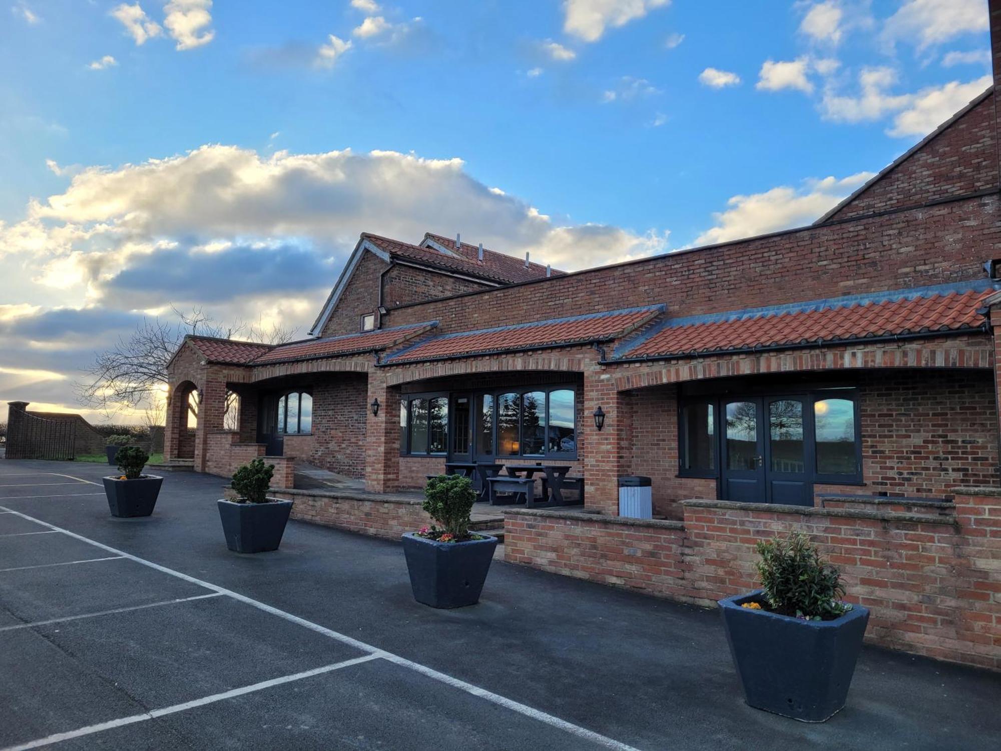 The White Horse Lodge Hotel Тирск Екстериор снимка