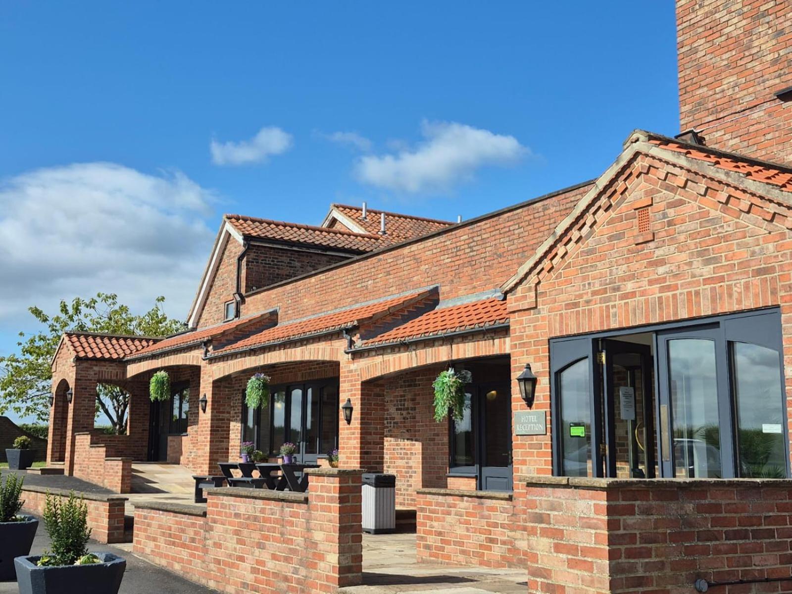 The White Horse Lodge Hotel Тирск Екстериор снимка